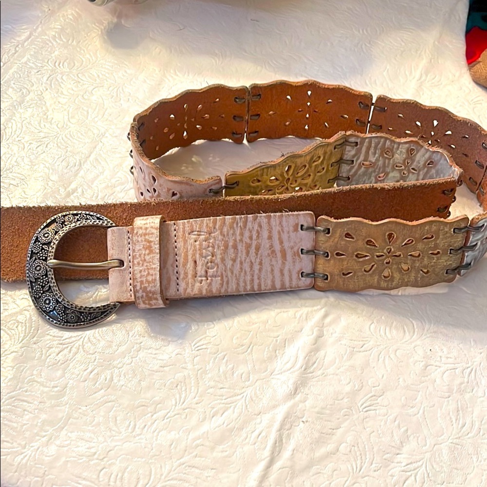 Brown Leather Belt with Decorative Buckle. (FOSSIL)